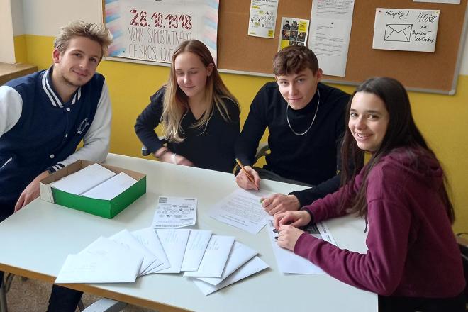 Maraton psaní dopisů Studenti při Maratonu psaní dopisů