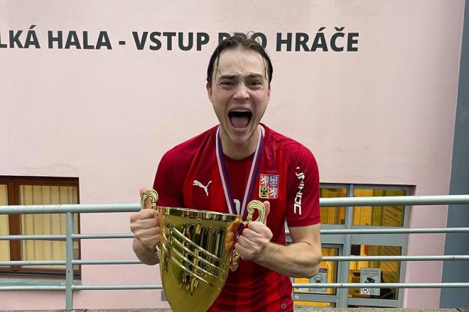 Adam Hemerka Adam Hemerka s pohárem pro mistry světa ve florbale juniorů